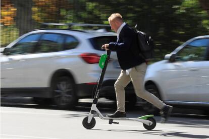 Usuario de un patinete de la compañía Lime.