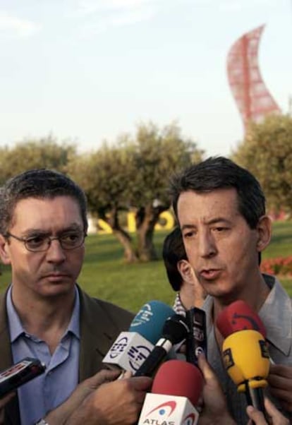 Alberto Ruiz-Gallardón y el delegado del Gobierno en Madrid, Constantino Méndez, el sábado tras hacer explosión el coche bomba de ETA.