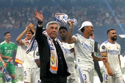 Carlo Ancelotti saluda a los aficionados que han acudido al Santiago Bernabeu para celebrar el triunfo del Real Madrid en la Champions.