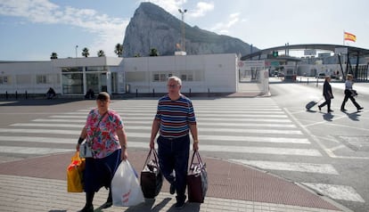 Varias personas abandonan territorio gibraltareño.