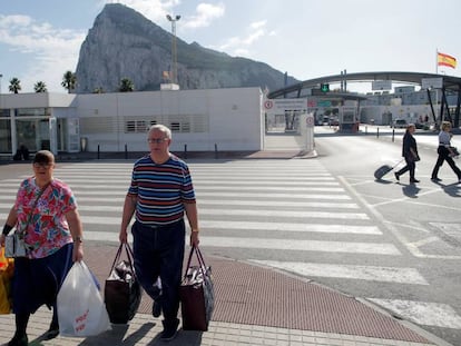 Varias personas abandonan territorio gibraltareño.
