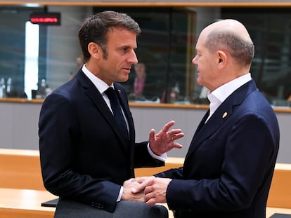 El presidente de Francia, Emmanuel Macron, y el canciller alemán, Olaf Scholz, este viernes en Bruselas, en la reunión del Consejo Europeo.