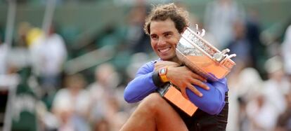 Rafael Nadal posa tras ganar su último trofeo de Roland Garros.