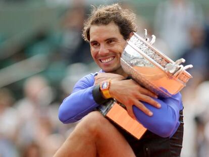 Rafael Nadal posa tras ganar su último trofeo de Roland Garros.