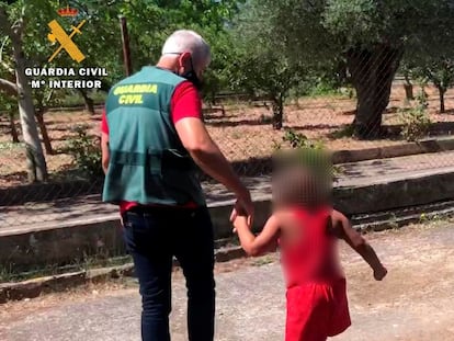 Agentes de la Guardia Civil con la niña de 7 años que un hombre, que ha sido detenido, abandonó el pasado 17 de julio, en la N-111, a su paso por el municipio riojano de Lardero, mientras dijo que iba a buscar gasolina.