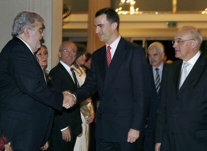 Fotografia del 2006 en la qual el llavors Príncep d'Astúries, Felip, saluda el president del Grup Planeta, José Manuel Lara, en presència del president del Banc Sabadell, Josep Oliu.