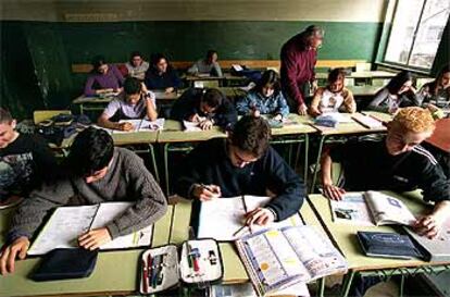 Un profesor ayuda a una alumna en un instituto de secundaria del centro de Barcelona.