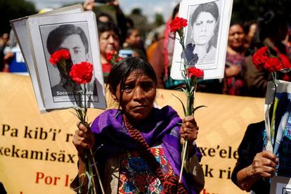Una mujer sostiene retratos de sus familiares desaparecidos durante la guerra civil, en medio de una marcha con motivo del Día Nacional de la Dignificación de las Víctimas del Conflicto Armado, en Ciudad de Guatemala (Guatemala).