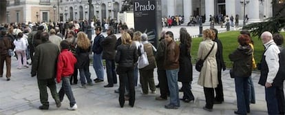 Largas colas en el Prado éste Sábado Santo