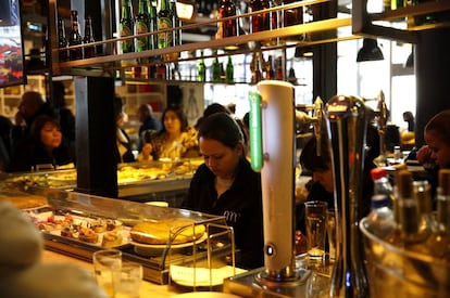 Una camarera, en una cervecería en el mercado de San Miguel de Madrid.