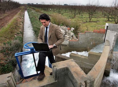 Tcnico de Geoscopio controlando el uso del agua.