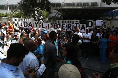 Decenas de personas se manifiestan frente al Hospital de Niños J. M. de los Ríos en contra de las malas condiciones en que se encuentran los pacientes, en Caracas.