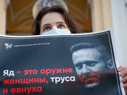 Una mujer sostiene un cartel de apoyo al opositor ruso Alexéi Navalni, el 20 de agosto en San Petersburgo.