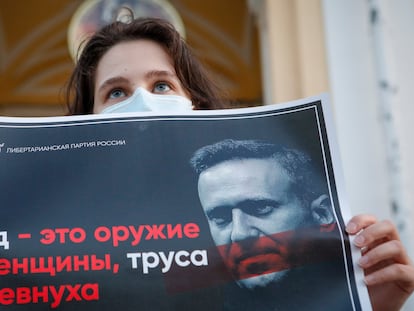 Una manifestante muestra una cartel con el rostro de Navalni, en una protesta en San Petersburgo, el 20 de agosto.