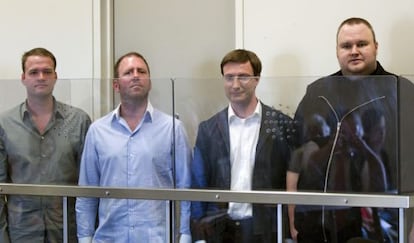De izquierda a derecha, los dos liberados bajo fianza, Van der Kolk y Batato, y a continuaci&oacute;n, Ortmann y Schmitz, en una imagen tomada tras su detenci&oacute;n