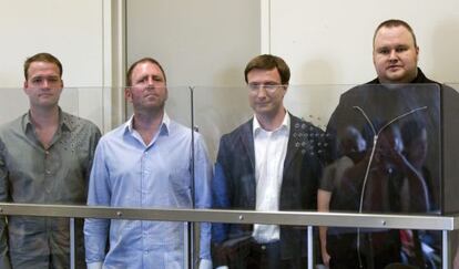 De izquierda a derecha, los dos liberados bajo fianza, Van der Kolk y Batato, y a continuación, Ortmann y Schmitz, en una imagen tomada tras su detención