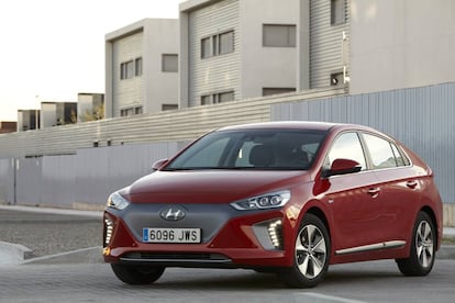 Hyundai Ioniq. Su batería de litio le proporciona una autonomía de 280 km. Su potencia es de 120 caballos.