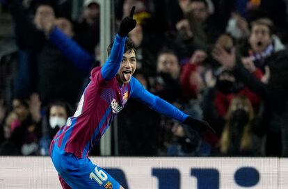 Pedri celebra el tanto de la victoria ante el Sevilla.