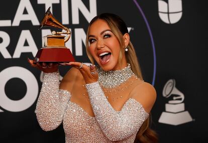 Chiquis posa con su premio por Mejor Álbum de Banda de este año.