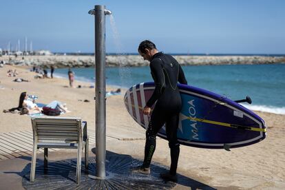 En la imagen, una deportista se quita la arena en la playa de la Barceloneta, el pasado 5 de abril.