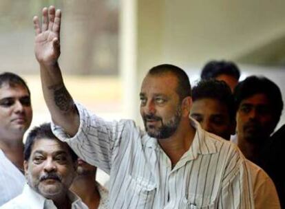 El actor Sanjay Dutt, ayer a su salida de la prisión, donde le esperaban centenares de seguidores.