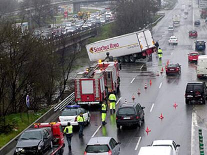 Un camión sufrió ayer un aparatoso accidente, posiblemente a causa de la lluvia, en el kilómetro 17 de la carretera nacional Madrid-Barcelona, a la altura del llamado puente de San Fernando