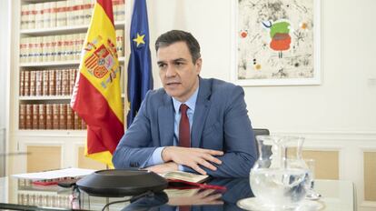 El presidente del Gobierno, Pedro Sánchez, durante una videoconferencia con los portavoces de los partidos que conforman el Grupo Plural.