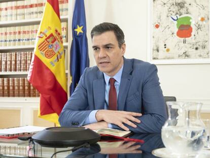 El presidente del Gobierno, Pedro Sánchez, durante una videoconferencia con los portavoces de los partidos que conforman el Grupo Plural. 