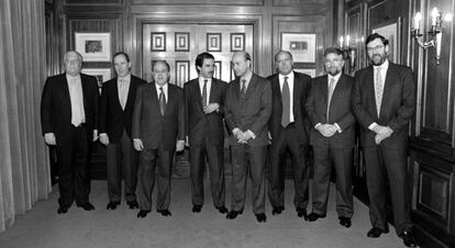 De izquierda a derecha, Macià Alavedra, Rodrigo Rato, Jordi Pujol, José María Aznar, Josep Antoni Duran i Lleida, Joaquim Molins, Josep Sánchez Llibre y Mariano Rajoy, en el Palace de Madrid para sellar el pacto de gobierno entre el PP y CiU, llamado Pacto del Majestic.