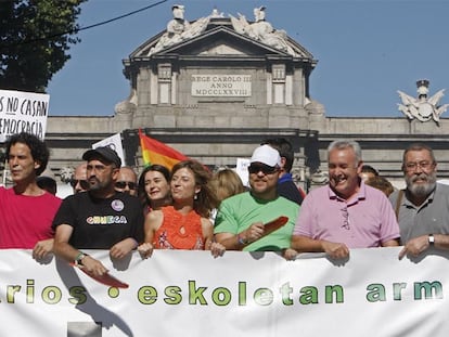 La ministra de Igualdad, Bibiana Aído, acompañada por otros representantes políticos, sindicales y de las asociaciones por los derechos de los homosexuales, en la cabecera de la manifestación estatal del Orgullo Gay que se celebra hoy en Madrid y que reivindica "Una escuela sin armarios".