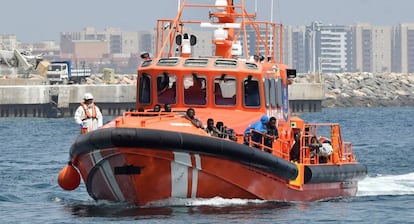 Un grupo de inmigrantes llega al puerto de Almería, tras ser rescatados el pasado junio.