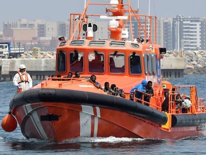 Un grupo de inmigrantes llega al puerto de Almería, tras ser rescatados el pasado junio.
