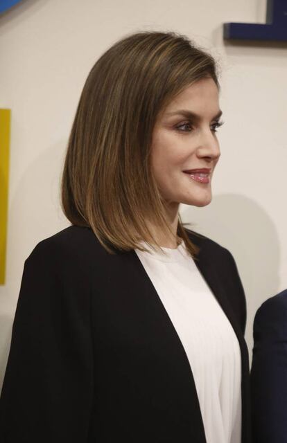 En la imagen, la reina Letizia durante una reunión de trabajo con el Comité Español de Representantes de Personas con discapacidad. Entre esta imagen y la aparición con su corte 'bob' ha pasado un año, y ya se nota que la melena de doña Letizia ha crecido.