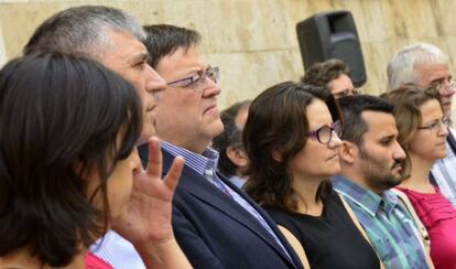El presidente Ximo Puig y la vicepresidenta Mònica Oltra, con miembros del Consell, durante el acto de condena por la muerte de la exedil.