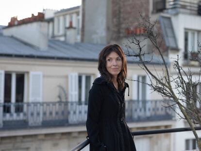 La escritora Rachel Cusk, fotografiada en su casa en París.