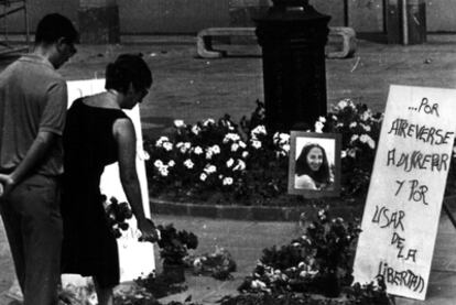 Vecinos de Ordizia (Guipúzcoa) colocan flores en el lugar en el que cayó asesinada, en 1986, María Dolores González Cataráin, <i>Yoyes</i>.