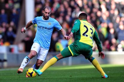 Pablo Zabaleta ante el sueco Martin Olsson en el partido de liga entre el Manchester City y el Norwich City.