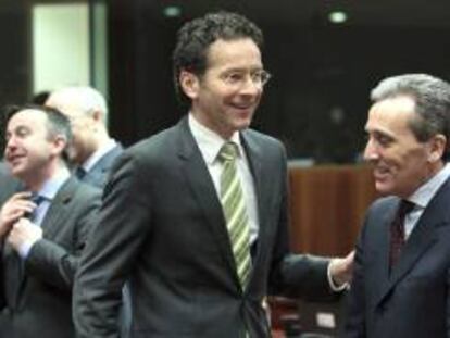 El recién elegido presidente del Eurogrupo, Jeroen Dijsselbloem (izda), conversa con el ministro de Finanzas italiano, Vittorio Grilli (dcha), al comienzo del consejo de ministros de Economía y Finanzas en Bruselas (Bélgica). EFE/Archivo