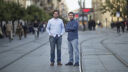 &Aacute;lvaro Y&eacute;pez, a la izquierda, y Pablo Santaella, responsables de la aplicaci&oacute;n Viajeros Piratas, premiada en Fitur.