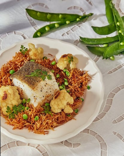 Fideuá de bacalao, guisantes y coliflor