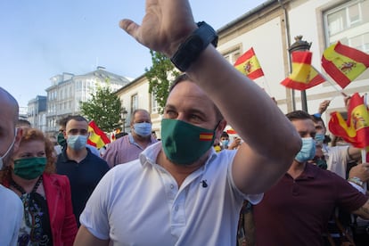 El líder Vox, Santiago Abascal, se dirige a un mitin en Lugo durante la campaña electoral.