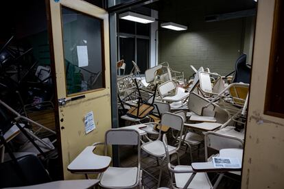 Sillas apiladas en un pasillo de la Facultad de Filosofía y Humanidades. 