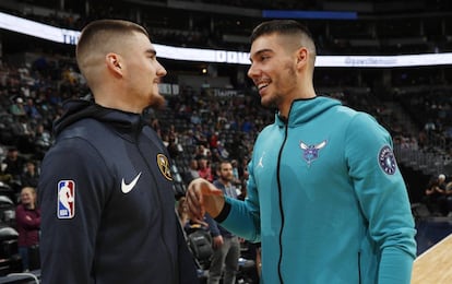 Juancho y Willy Hernangómez se saludan antes de enfrentarse.