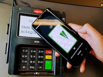 Una persona paga con la tarjeta de El Corte Inglés desde el móvil a través de la plataforma Samsung Pay.