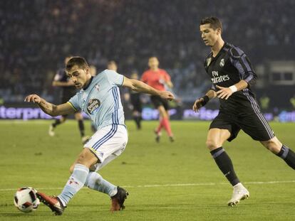 Jonny se anticipa a Cristiano Ronaldo durante el partido de Copa contra el Real Madrid en Bala&iacute;dos.