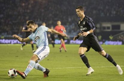 Jonny se anticipa a Cristiano Ronaldo durante el partido de Copa contra el Real Madrid en Bala&iacute;dos.