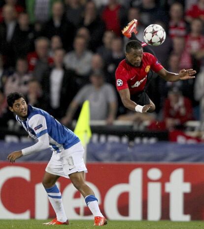 Evra salta de forma acrobática ante la mirada de Vela