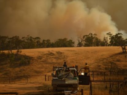 Las autoridades del Estado de Victoria han pedido a 240.000 personas que busquen un lugar a salvo de los fuegos