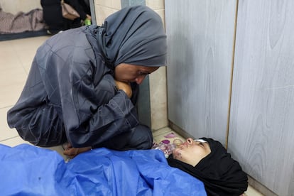 Saja Hamad, junto a su hermana Raghda, en el hospital Al Aqsa, en Deir al Balah.