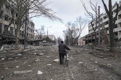 Un hombre camina con su bicicleta en una calle destruida por los bombardeos en Mariupol. Los intentos por evacuar la ciudad -donde las condiciones son “apocalípticas, según la Cruz Roja”- han fracasado repetidamente en los seis últimos días. Rusia asegura que este viernes habilitará pasillos para permitir el paso de civiles en Mariupol, Kiev, Sumi, Járkov y Chernigov.